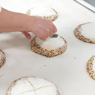 un-eleve-en-train-de-grigner-un-pain