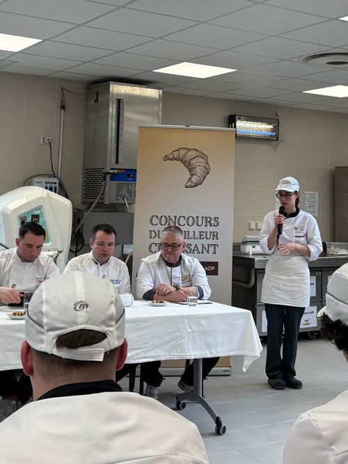 Charlotte devant les membres du jury, présentant sa "viennoiserie de palace".